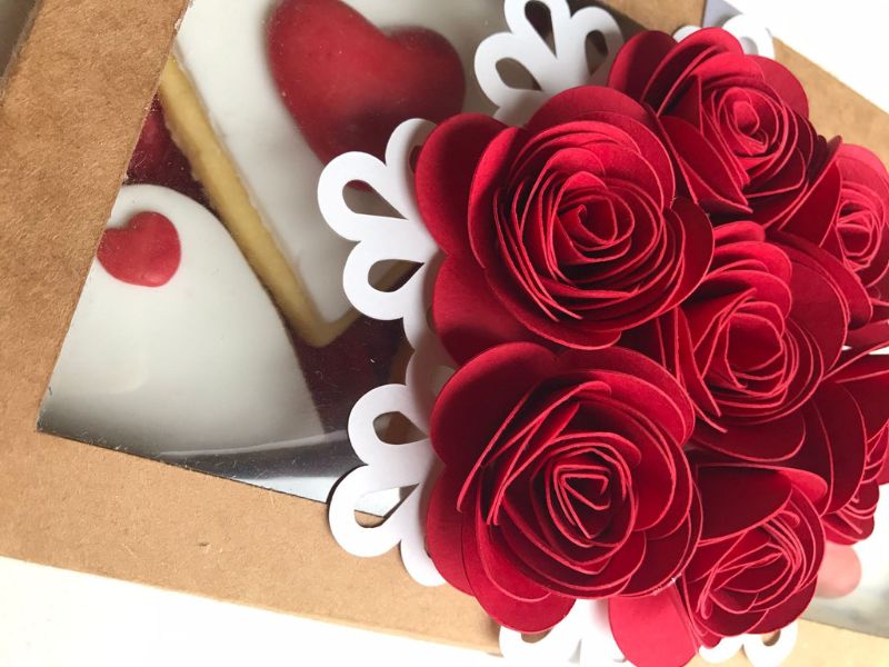 Scatola con coperchio trasparente e piccolo bouquet di roselline per biscotti di San Valentino (Dolci di Dolce Perla Genova)